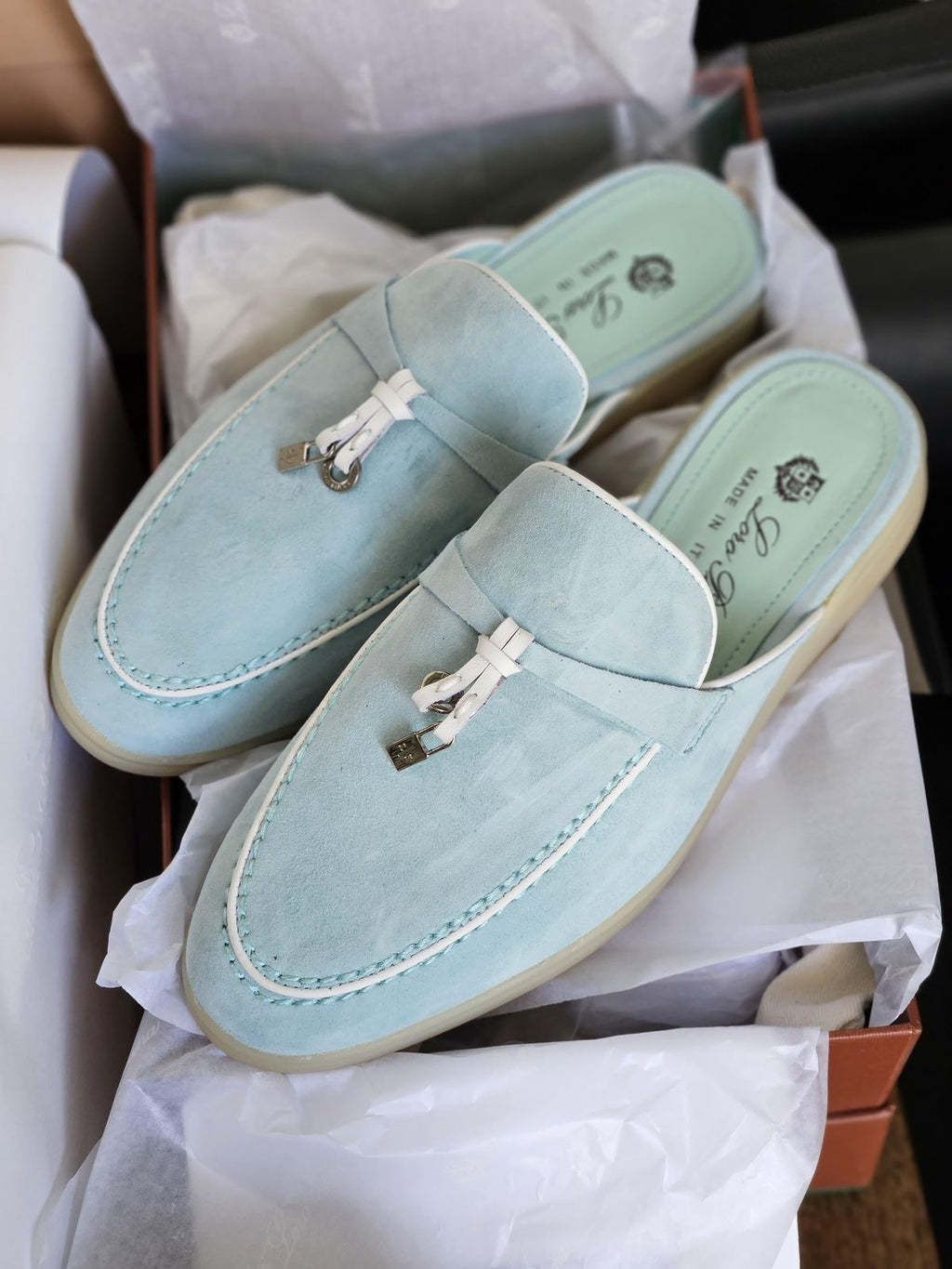 Mocassins ￼￼