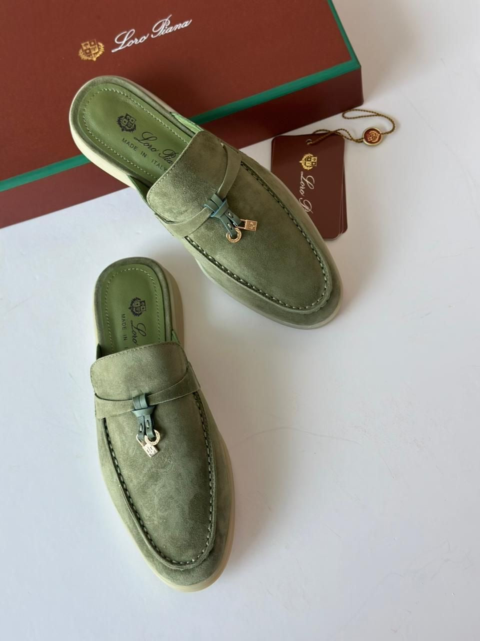 Mocassins ￼￼