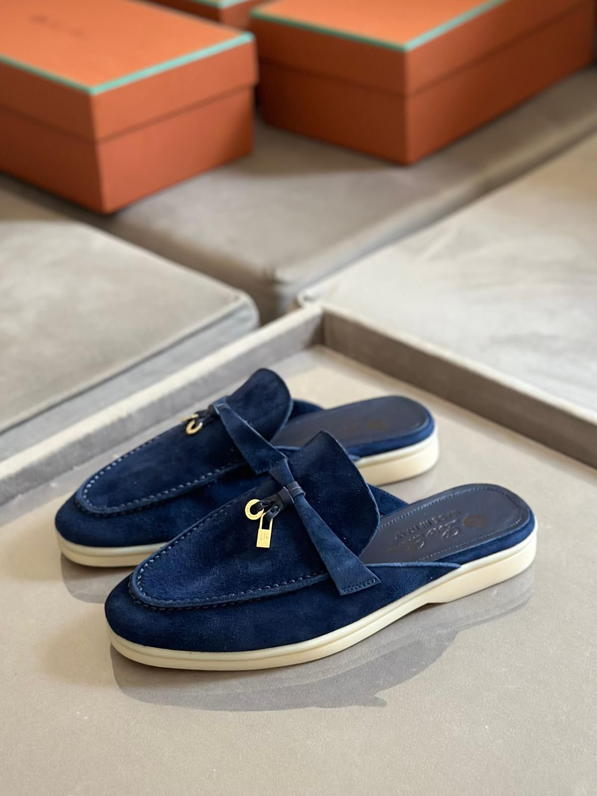 Mocassins ￼￼