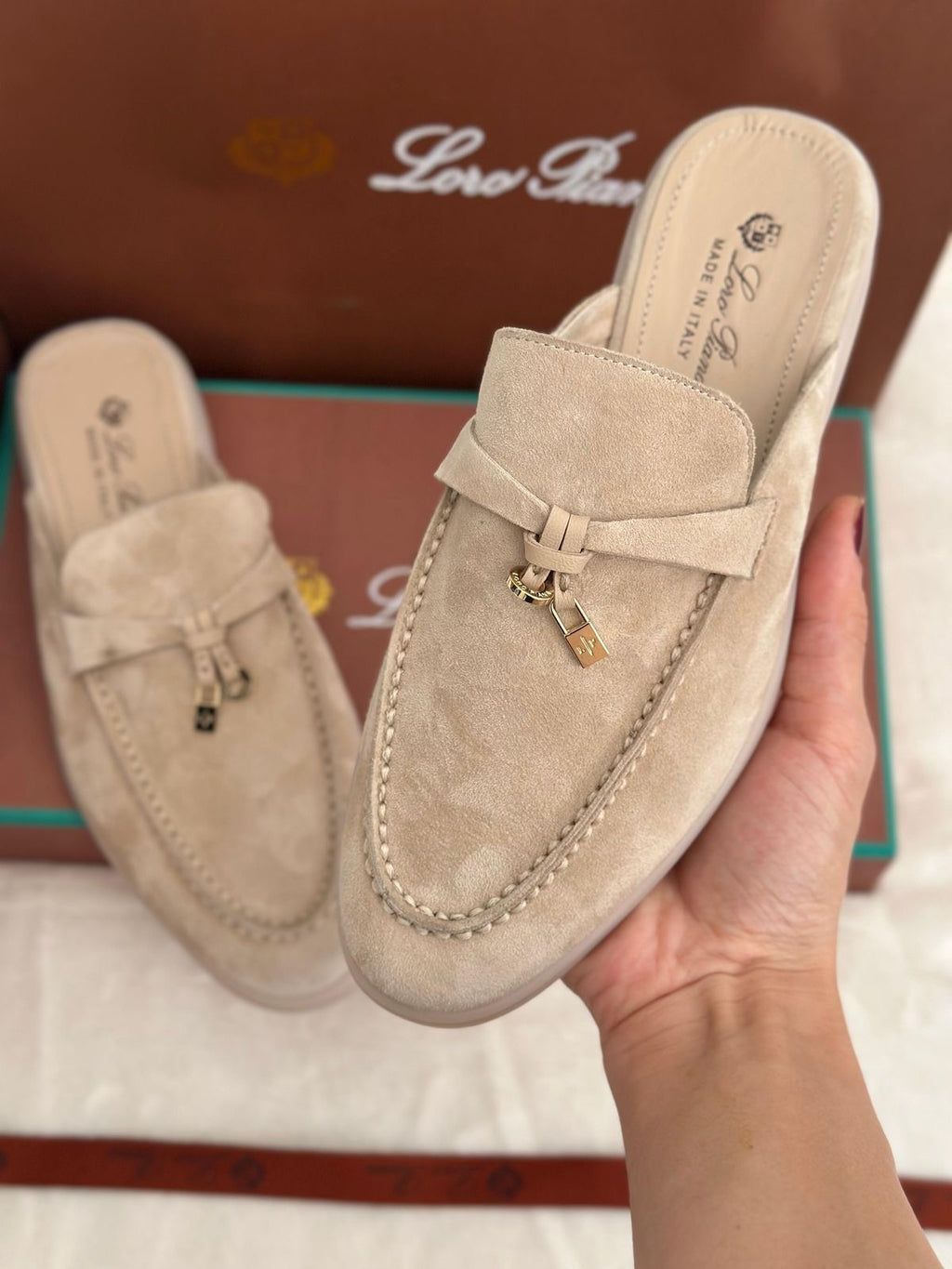 Mocassins ￼￼